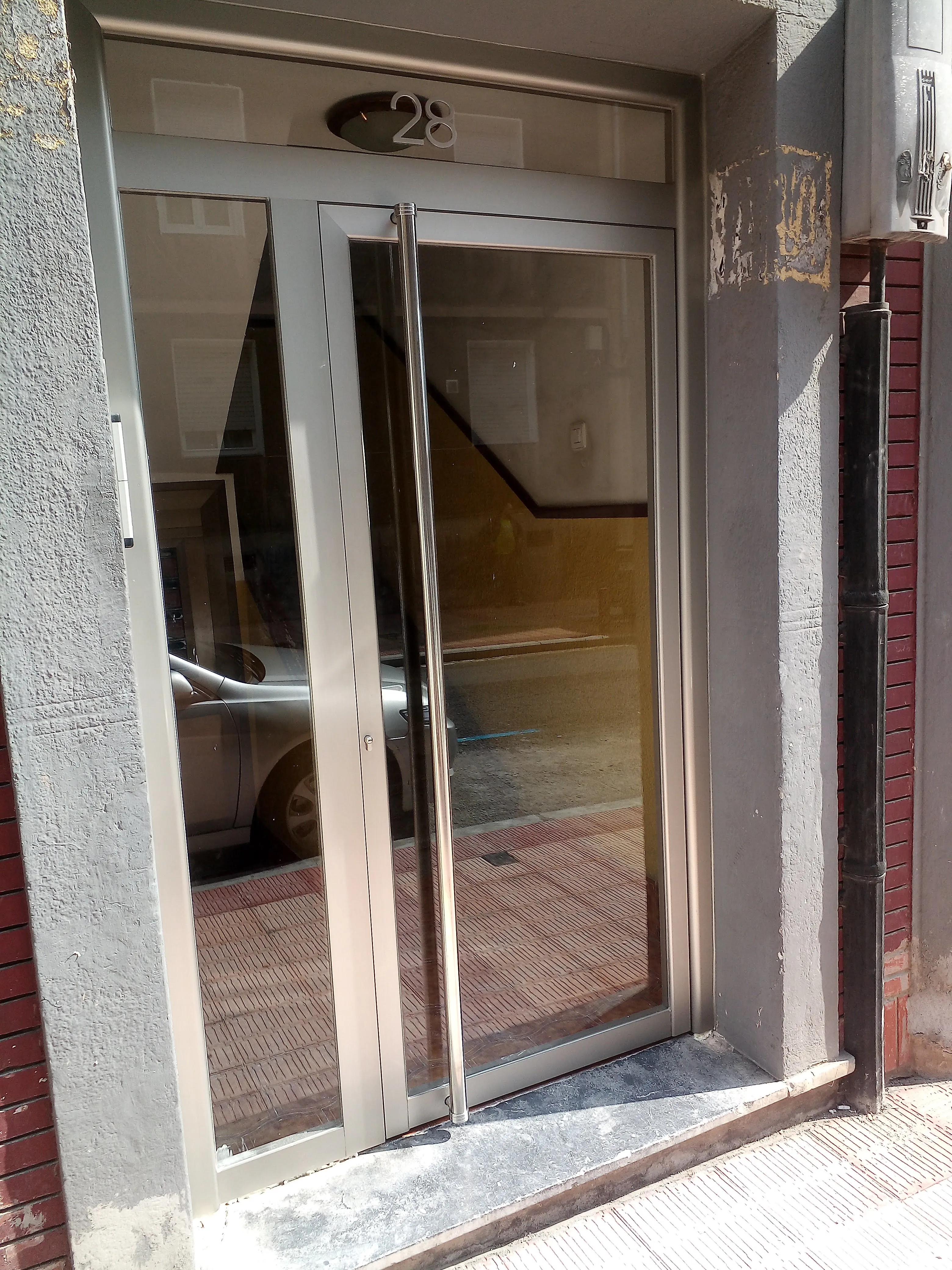 Portales y ventanas comunitarias de PVC y aluminio.