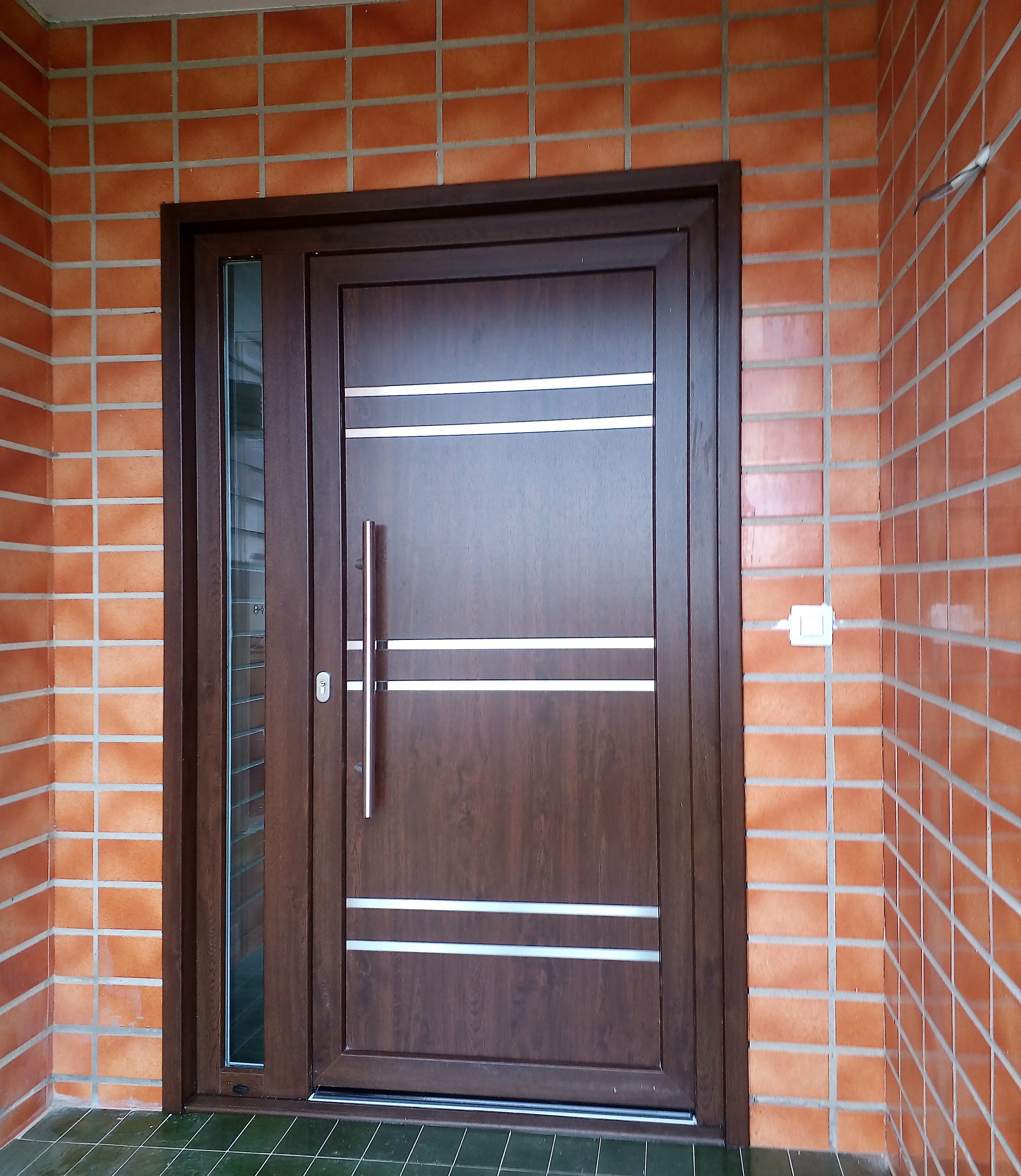 Puertas de entrada de aluminio y PVC.